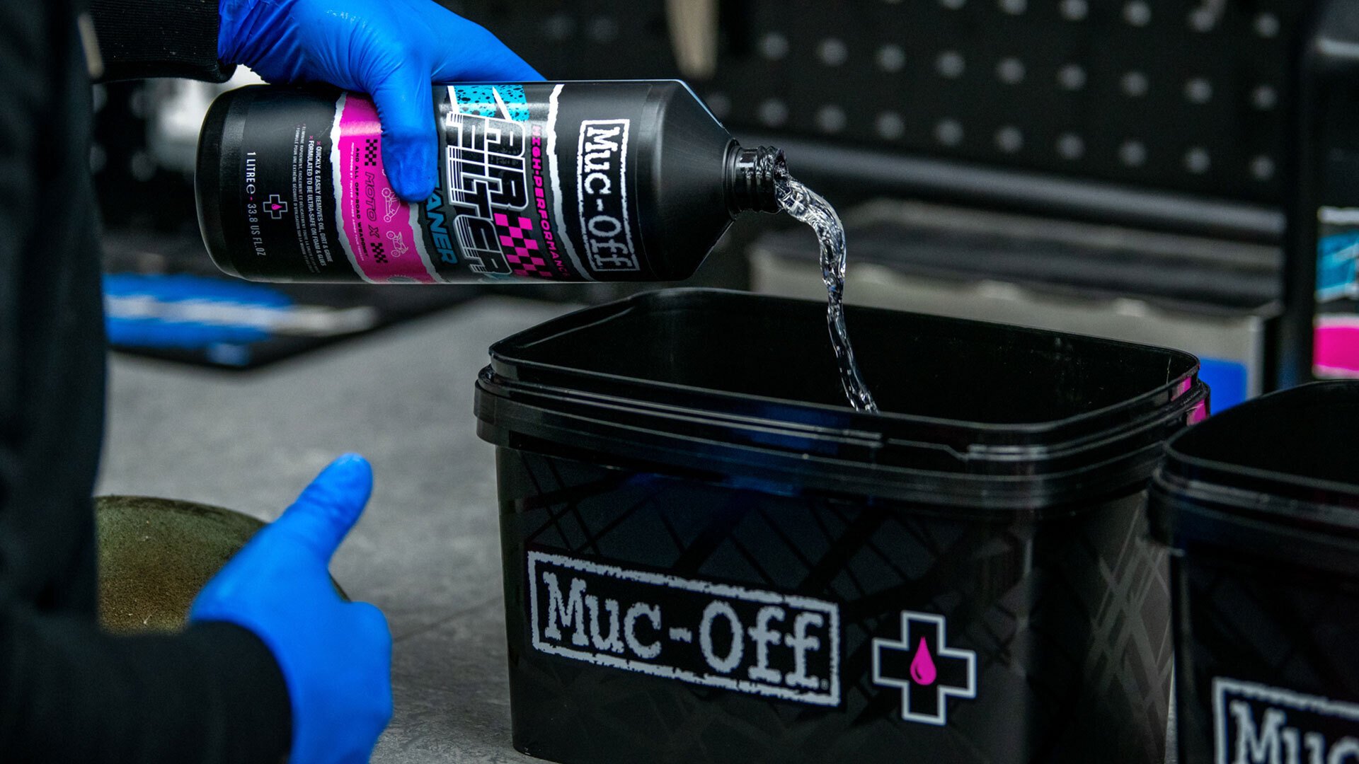 Biologicky odbouratelný čistič na pěnové vzduchové filtry MUC-OFF AIRFILTER CLEANER 5 litrů