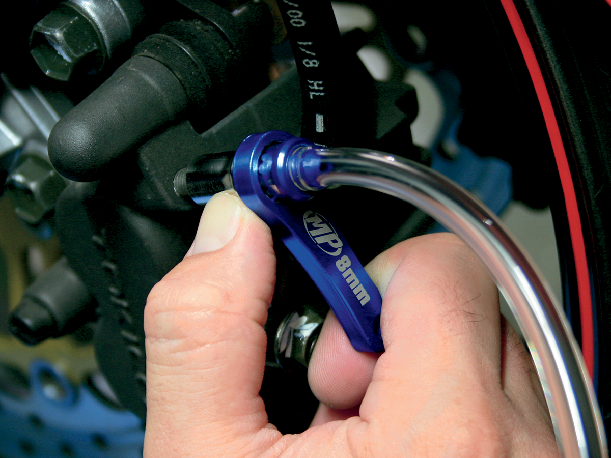 Přípravek pro odvzdušnění brzdového a hydraulického spojkového  systému MOTION PRO TOOL MINI BLEEDER 10MM