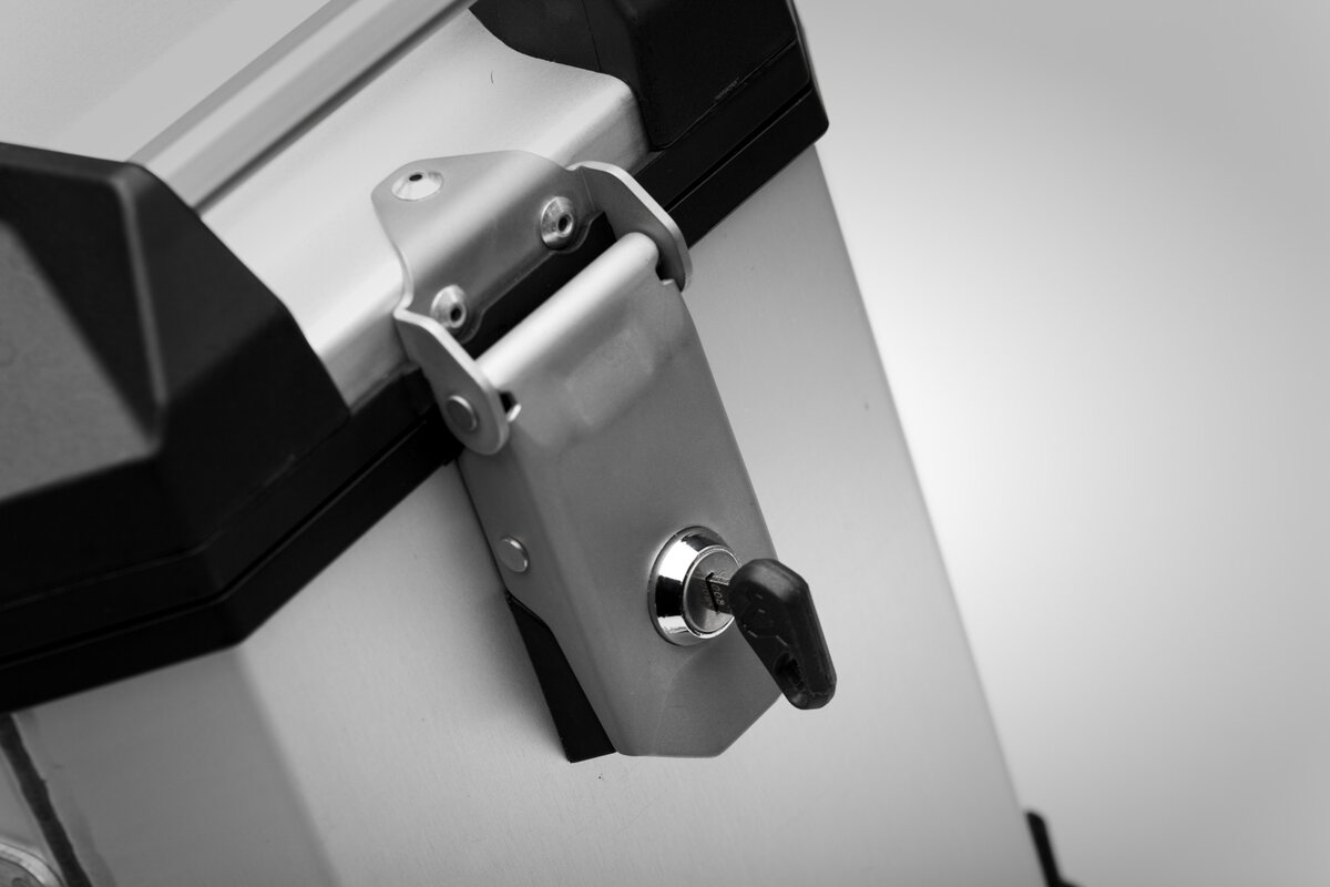 Boční motocyklový hliníkový kufr SW-MOTECH TRAX ADV SIDE CASES obsah 45 litrů, barva stříbrná, montážní pozice pravá, 1 kus