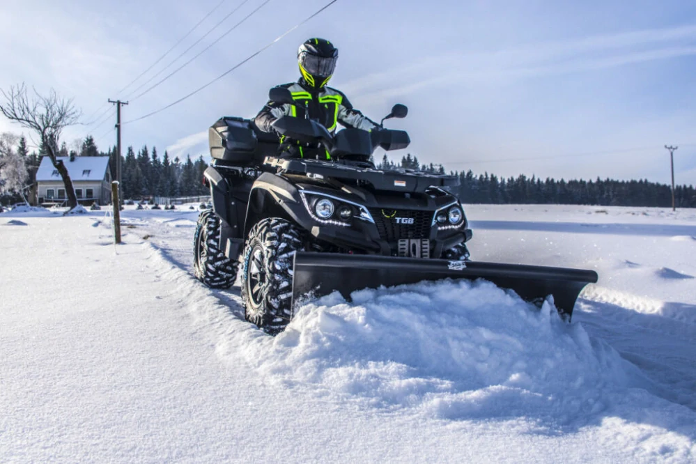 a Odpružená sněhová radlice včetně adaptéru SHARK SNOW PLOW DELUXE barva černá, šířka 132 cm