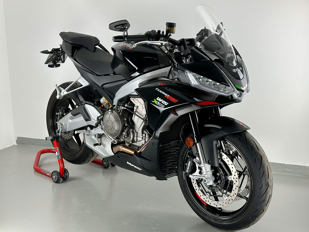 Plexi motocyklu WRS verze TOURING pro motocykly APRILIA TUONO V4 1100 RR ABS viz popis rok 2021-2024, výška 38,5 cm, šíře 34 cm, barva čirá