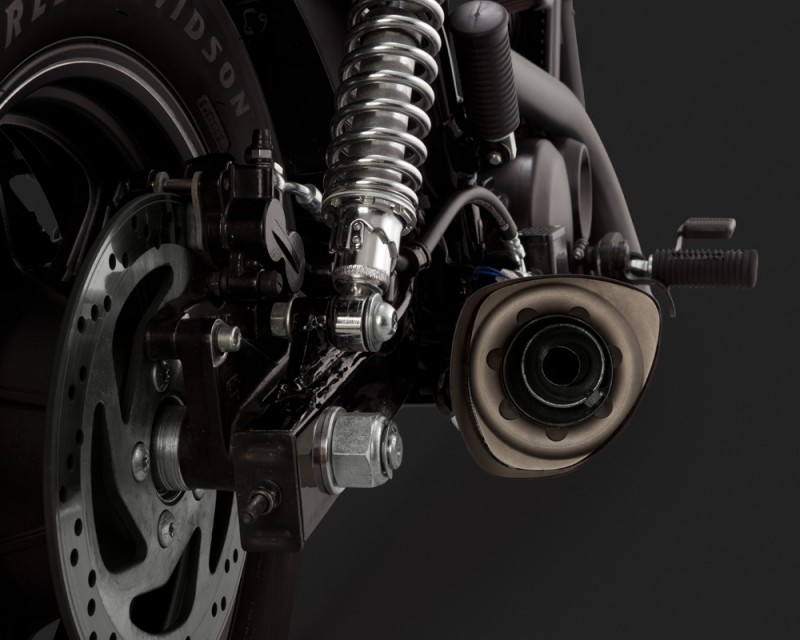 a Koncovka výfuku Vance & Hines pro HD XG 500/750 15-17