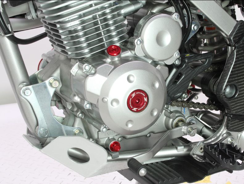 Zátka motoru boční SCAR ENGINE PLUG pro KAWASAKI KF 250/450 F červená