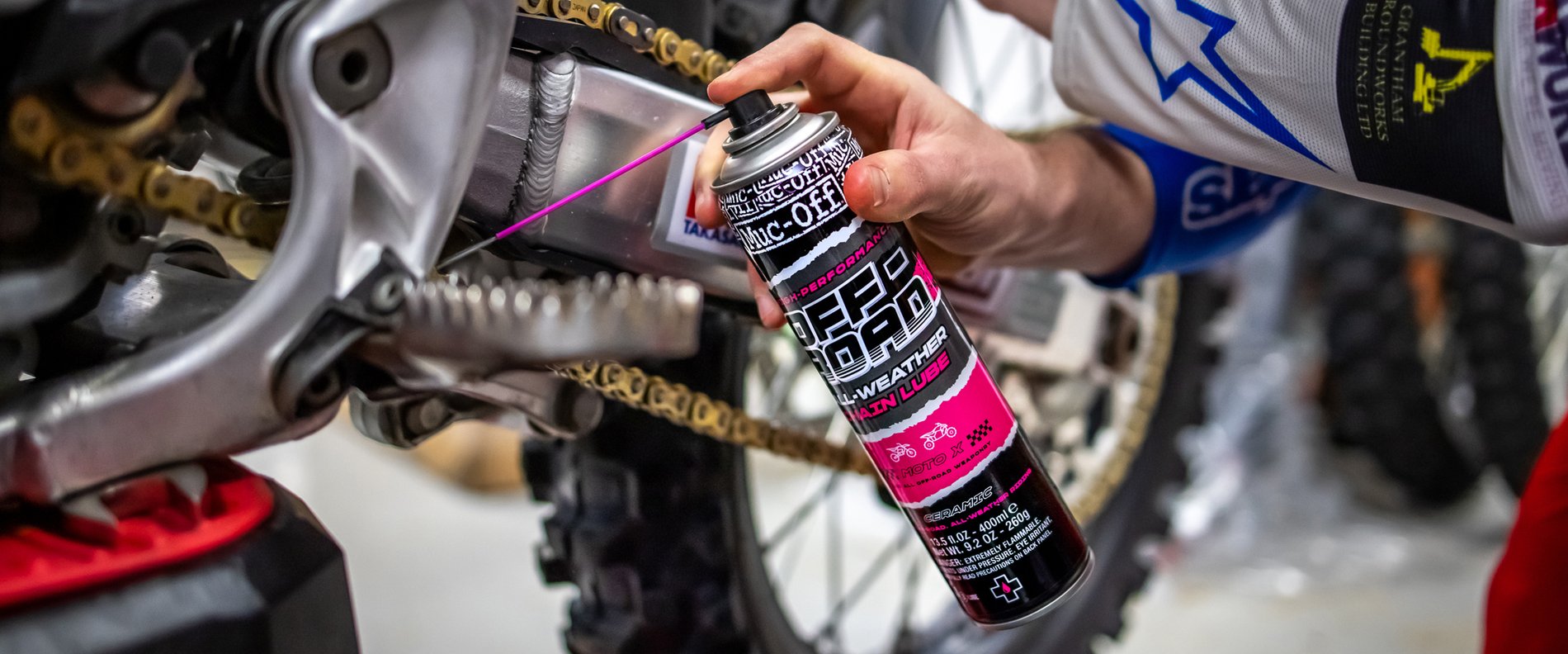 a Mazivo na řetěz MUC-OFF OFF ROAD CHAIN LUBE 400 ML