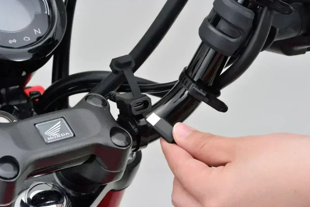 USB-C zásuvka pro motocykl DAYTONA vstup DC12V, výstup 5V/3A, 9V/2A, 12V/1.5A, max 18W, 1 PORT 