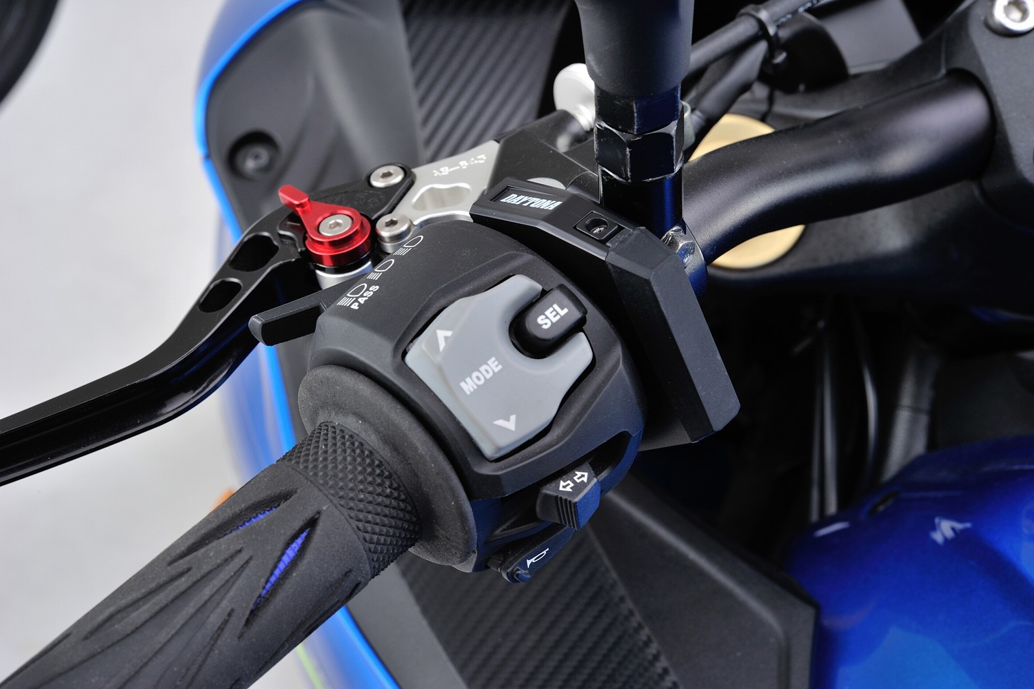 USB-A zásuvka tenká pro motocykl DAYTONA 1 USB port (MAX 5V2,4A) - rozsah vstupního napětí: DC10V-16V 