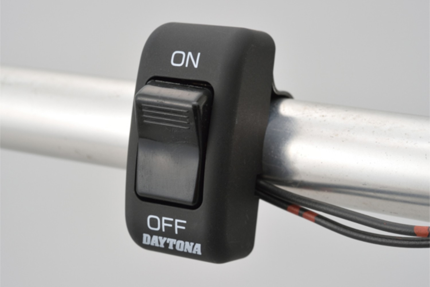 Univerzální plastový spínač na řidítka DAYTONA 12V a 6V a max. 100W - rozměry 50 x 24 x 20 mm