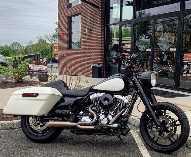 Sedadlo motocyklu MUSTANG Squareback pro Harley-Davidson FLHT/FLHR/FLHX/FLTRX/FLTRU 2008-2021