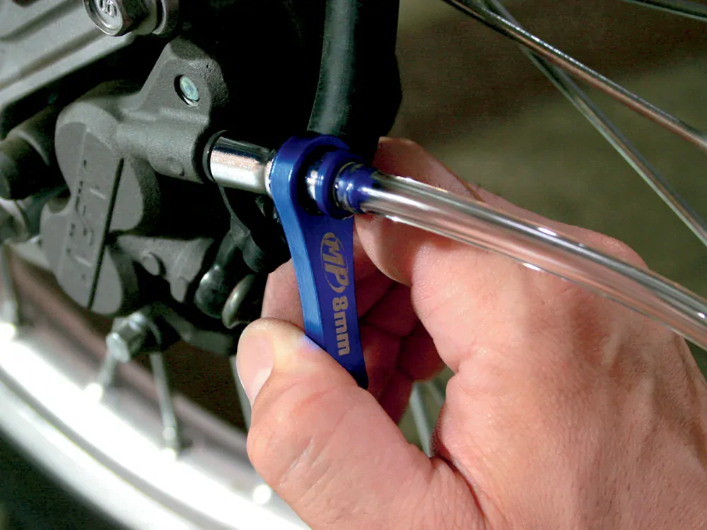 Přípravek pro odvzdušnění brzdového a hydraulického spojkového  systému MOTION PRO TOOL MINI BLEEDER 8MM