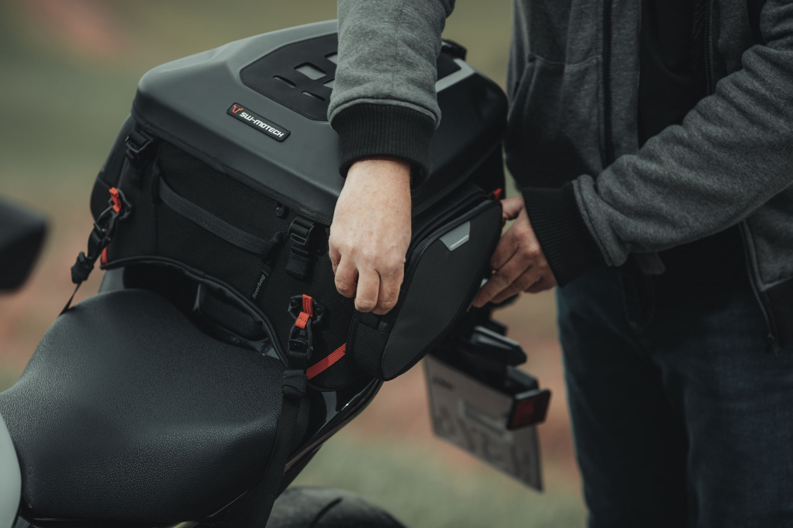 Zadní tank bag na motocykl SW-MOTECH PRO REARBAG TAIL BAG kapacita 22 litrů až 34 litrů