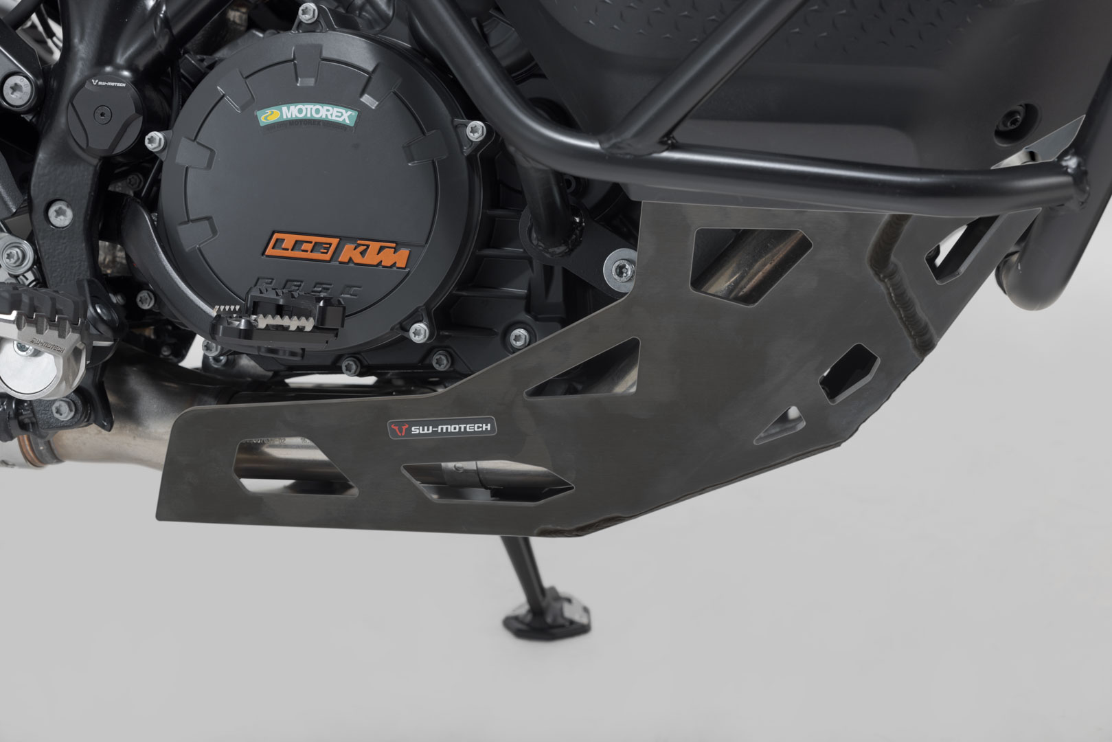 Kryt pod motor motocyklu SW-MOTECH pro moto KTM SUPER ADVENTURE R/S 1290 rok 2021-2022 barva černá