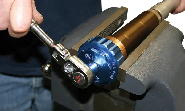 a Přípravek pro demontáž vidlice SHOWA 50 mm MOTION PRO Showa Twin Chamber Fork Cap Tool 08-0565