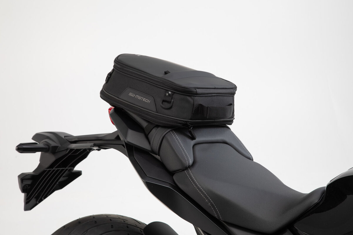 Zadní brašna na sedadlo motocyklu SW-MOTECH ION EXTENSION TAIL BAG černý velikost S, rozměry 33,0 x 29,0 x 10,0 cm, objem 7 až 15 litrů 