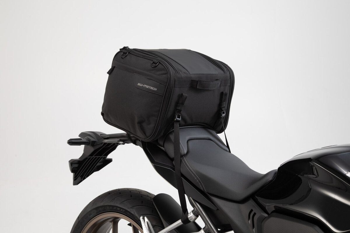 Zadní brašna na sedadlo motocyklu SW-MOTECH ION EXTENSION TAIL BAG černý velikost M, rozměry 30,0 x 44,0 x 30,0 cm, objem 26 až 36 litrů
