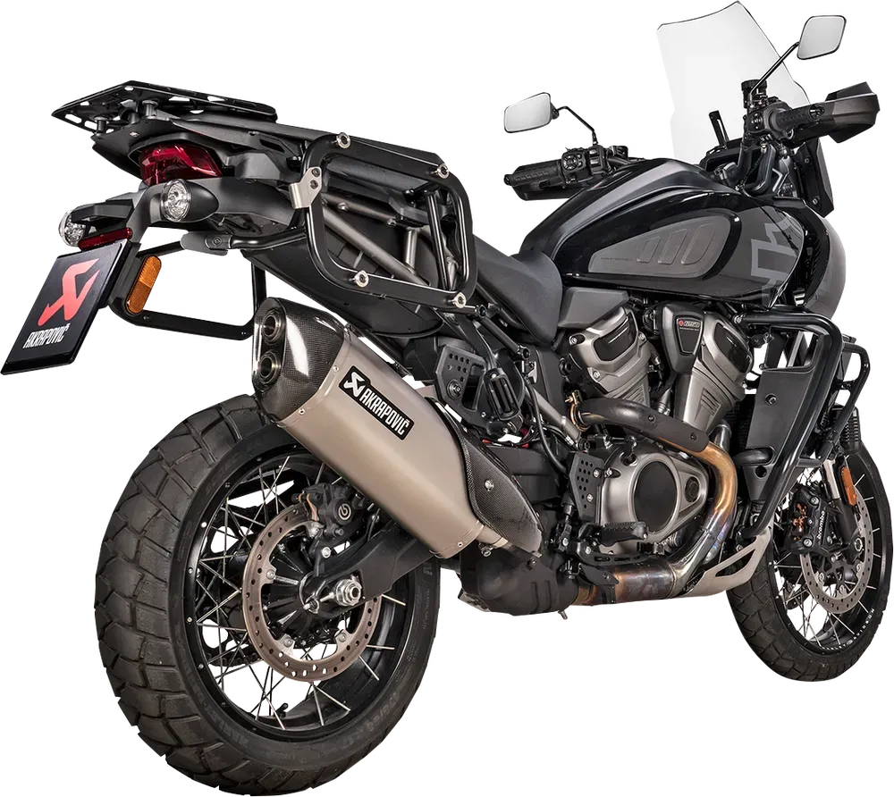 Koncovka výfuku motocyklu AKRAPOVIČ SLIP-ON LINE MUFFLERS pro HARLEY DAVIDSON PAN AMERICA rok 2021-2024 barva titan, carbonové zakončení 