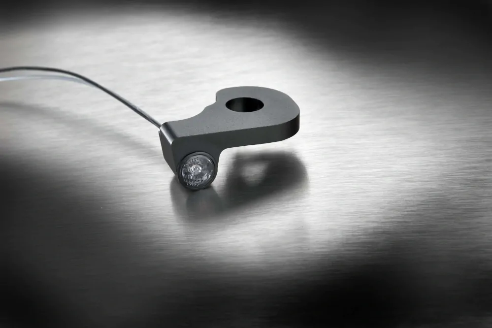 Led blinkr na řidítka motocyklu KELLERMANN DASH A 187.115 pro HARLEY DAVIDSON SOFTAIL rok 2018 a výš, pozice montáže přední pravá strana, 1 kus, rozměr 11 x 48 x 13 mm 