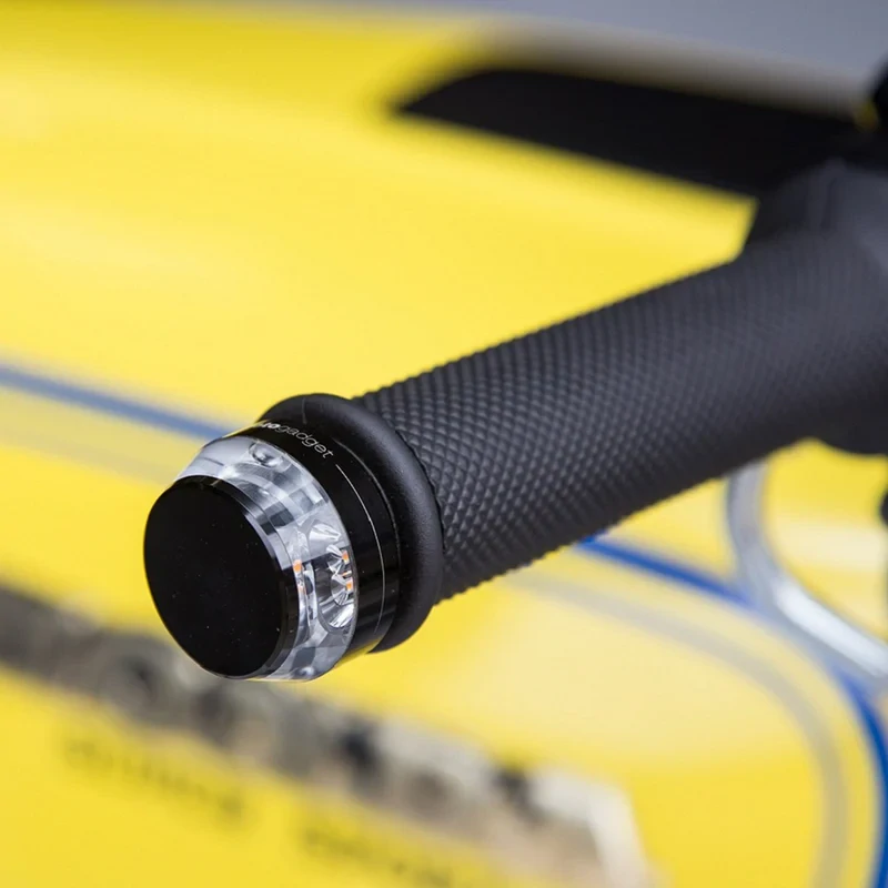 Homologovaný led motocyklový blinkr do konců řidítek MOTOGADGET TURN SIGNAL MO.BLAZE DISC - POZICE MONTÁŽE PŘEDNÍ PRAVÁ, barva lesklý chrom 