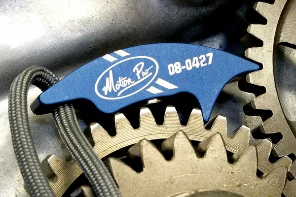 Přípravek pro aretaci kol Motion Pro TOOL GEAR JAMMER