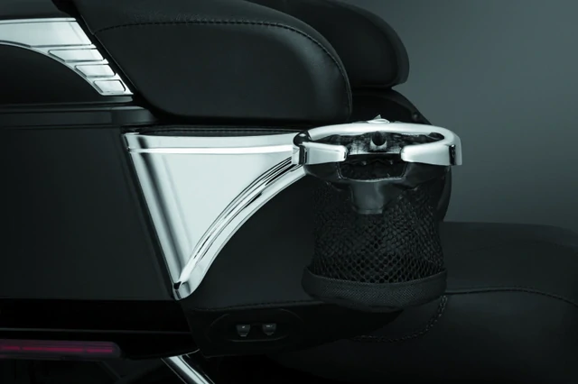 Držák na pití pro spolujezdce pro upevnění na motocykl KURYAKYN PASSENGER DRINK HOLDER pro HARLEY DAVIDSON FLH rok 2014-2025, FLT TOURING barva chromová