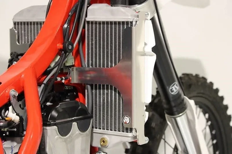 Výztuhy chladičů motocyklu AXP RACING RADIATOR BRACES pro BETA RR/4T Racing 350/ 390/ 430/ 480 rok 2020-2022
