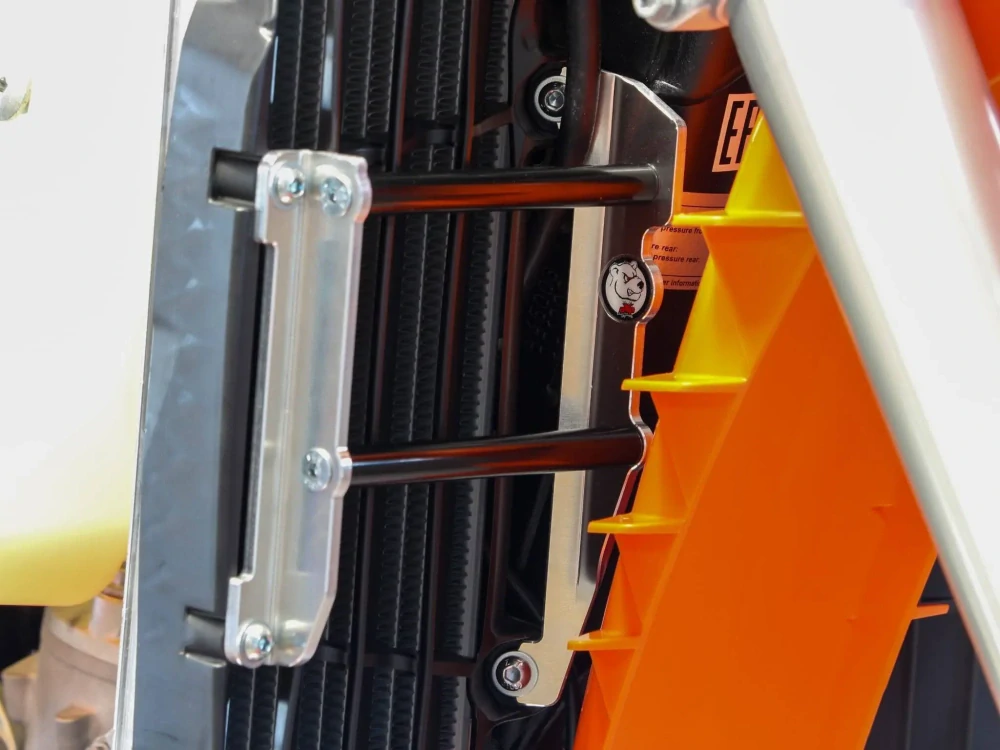 Výztuhy chladičů motocyklu AXP RACING RADIATOR BRACES pro GAS GAS EC 250F/ 350F/ 450F/ 500F rok 2024-2025