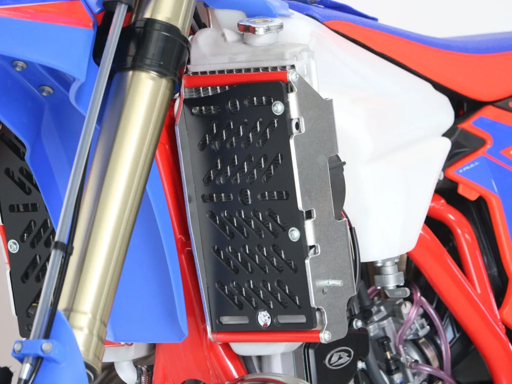 Výztuhy chladičů včetně mřížek chladičů motocyklu AXP RACING XTREM RADIATOR GUARDS pro BETA RR 4T 350/ 390/ 430/ 480/ 500 rok 2024