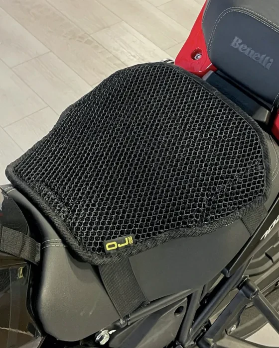 Přídavná podložka na sedadlo motocyklu OJ ATMOSFERE METROPOLITANE s.r SEAT COVER MESH barva černá, velikost L