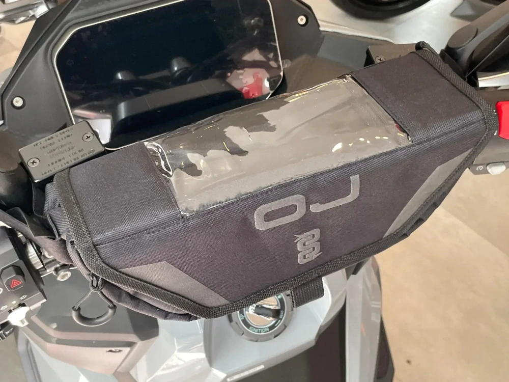 Textilní taška na řidítka motocyklu OJ ATMOSFERE FRONT BAG HANDLE M2500 objem 2 litry, barva černá