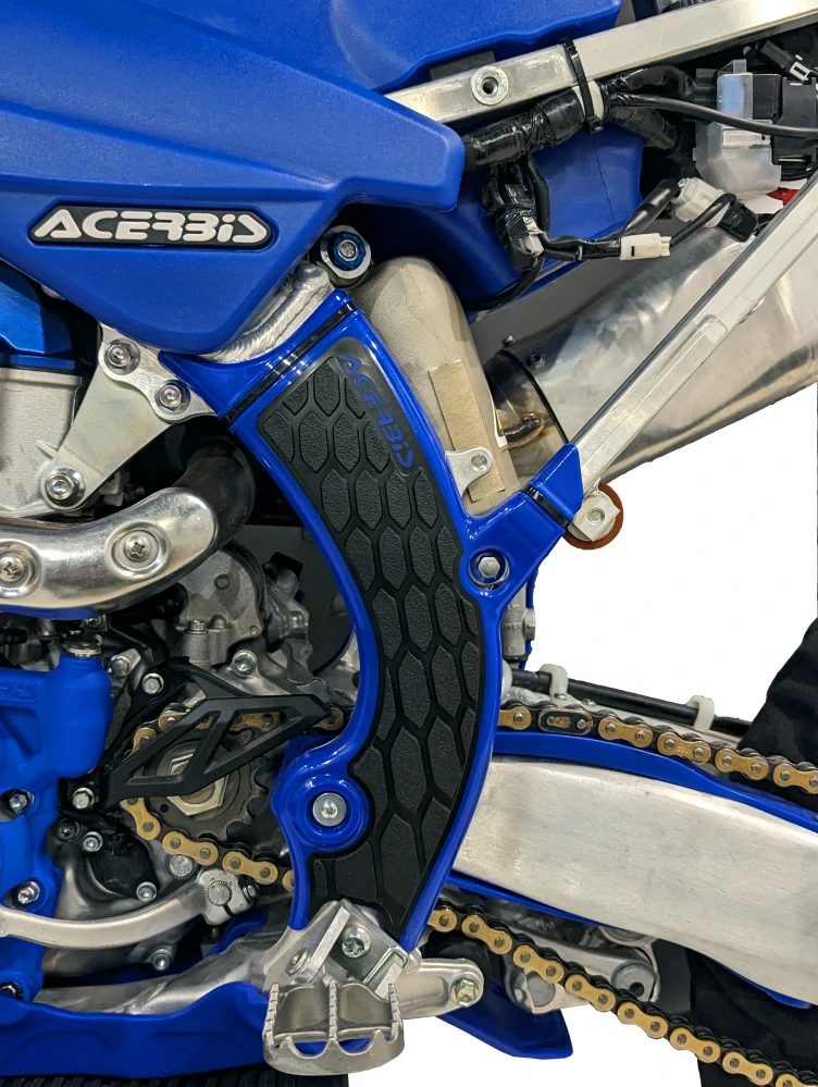 Ochranné kryty rámu ACERBIS pro YAMAHA YZF 450 rok 2023-2026 barva černá/modrá