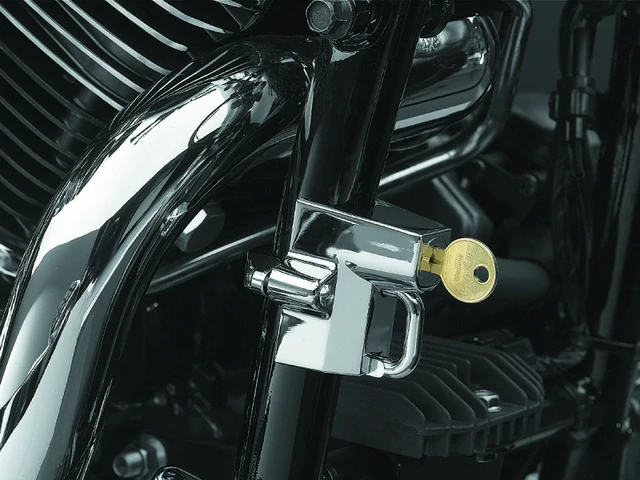 Zámek na motocyklovou přilbu KURYAKYN UNIVERSAL HELMET LOCK KUR4232 barva chromová, rozsah uchycení: 31,8 mm - 38,1 mm (1-1/4" - 1-1/2")