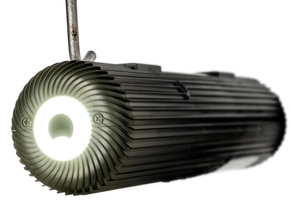 Kompaktní akumulátorový kompresor AIR-BAT 9 LEMANIA ENERGY maximální tlak 10,3 bar (150 PSI), vestavěnéLED osvětlení