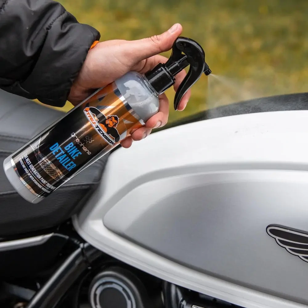 Detailer pro rychlé ošetření a zvýraznění vzhledu lakovaných a plastových povrchů motocyklu TRU TENSION GRAPHENE BIKE DETAILER M033 balení 500 ml