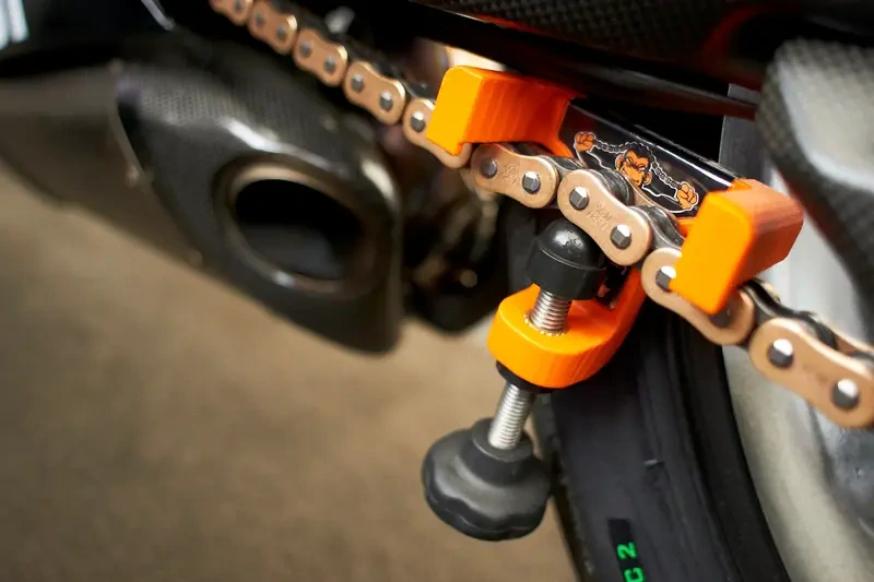 Měřič napnutí řetězu motocyklového řetězu TRU TENSION MOTORCYCLE CHAIN TENSIONING TOOL