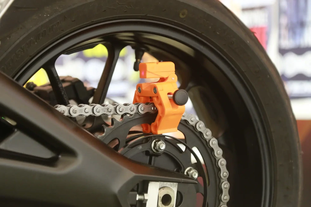 Laserový přípravek pro přesné seřízení zadního kola motocyklu TRU TENSION MOTORCYCLE CHAIN TENSIONING TOOL 
