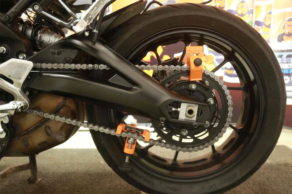 Kit - sada měřiče napnutí řetězu + laserový přípravek pro přesné seřízení zadního kola motocyklu TRU TENSION MOTORCYCLE CHAIN TENSIONING TOOL