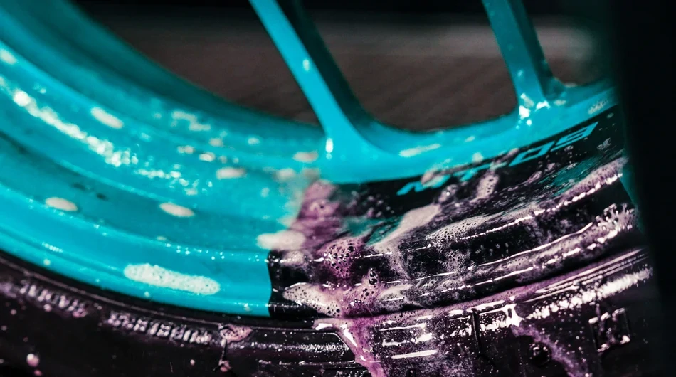 Čistič motocyklových kol s indikátorem účinku MUC-OFF WHEEL CLEANER balení 500 ML, pro eloxované, leštěné, lakované povrchy s čirým lakem