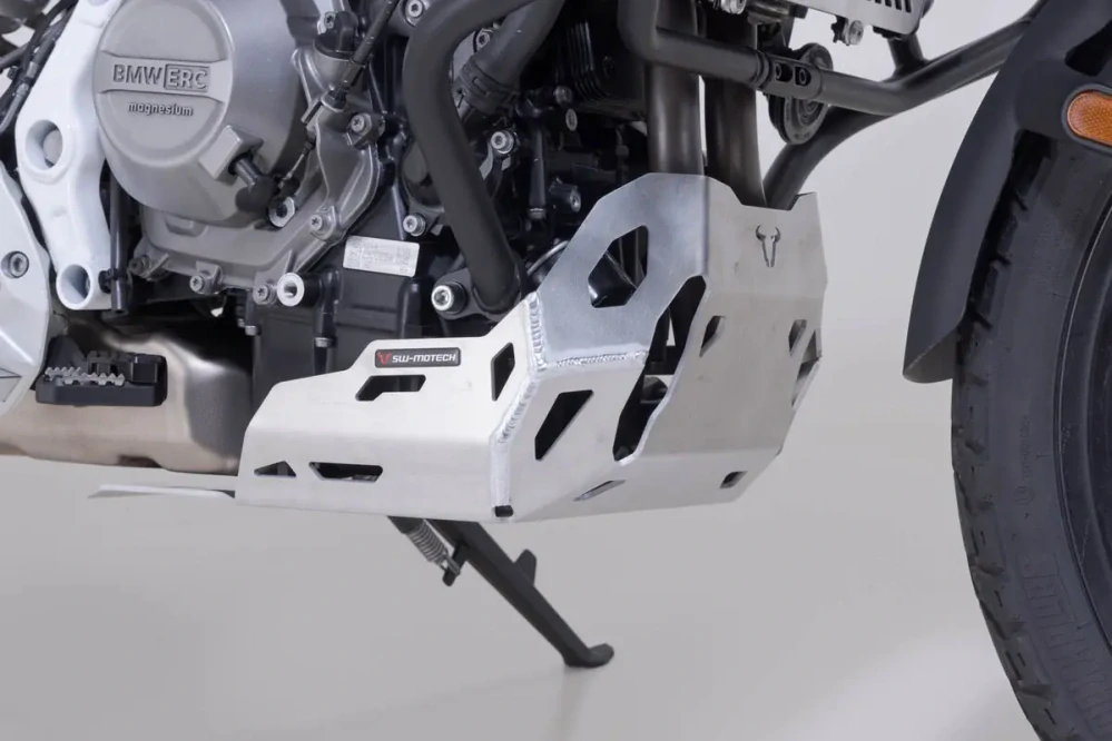 Kryt pod motor motocyklu SW-MOTECH pro moto BMW F 450 GS rok 2025 a výše barva stříbrná