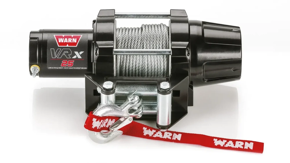 Elektrický naviják pro ATV a UTV WARN 101025 s ocelovým lanem MODEL VRX 25 tažná síla 1134 kg (2500 lb), délka lana 15,24 m x průměr 4,76 mm