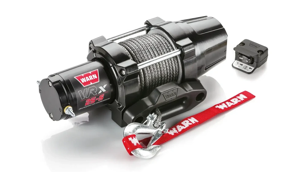Elektrický naviják pro ATV a UTV WARN 101020 se syntetickým lanem MODEL VRX 25-S tažná síla 1134 kg (2500 lb), délka lana 15,24 m x průměr 4,76 mm