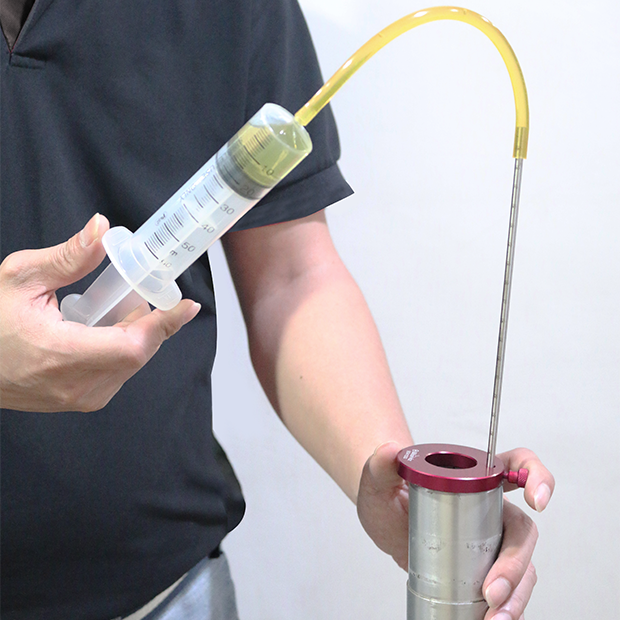 Jednoduchý a účinný nástroj pro kontrolu a seřizování hladiny oleje u konvenčních a jednokomorových kartridžových vidlic BIKESERVICE FORK OIL LEVEL GAUGE BS41500 objem injekční stříkačky 60 ml