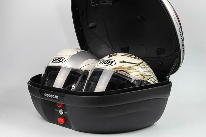 Moto kufr COOCASE S48 ASTRA barva černá metalíza/červené zabarvení krytů světel 