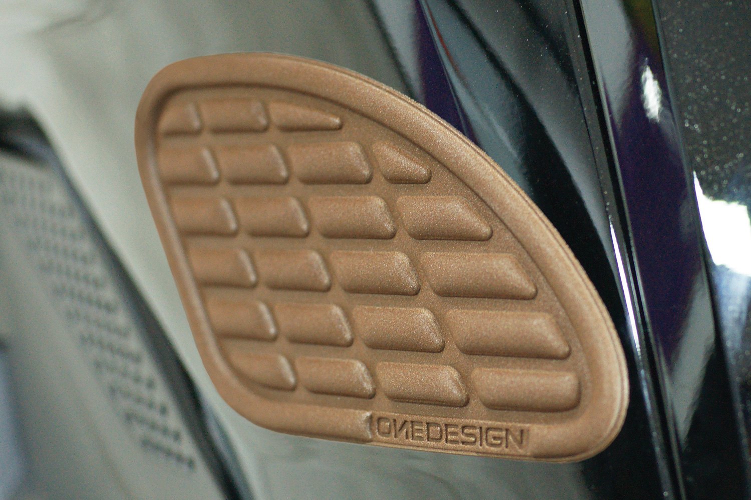 Samolepka - tank pad ONEDESIGN UNIVERSAL matná hnědá