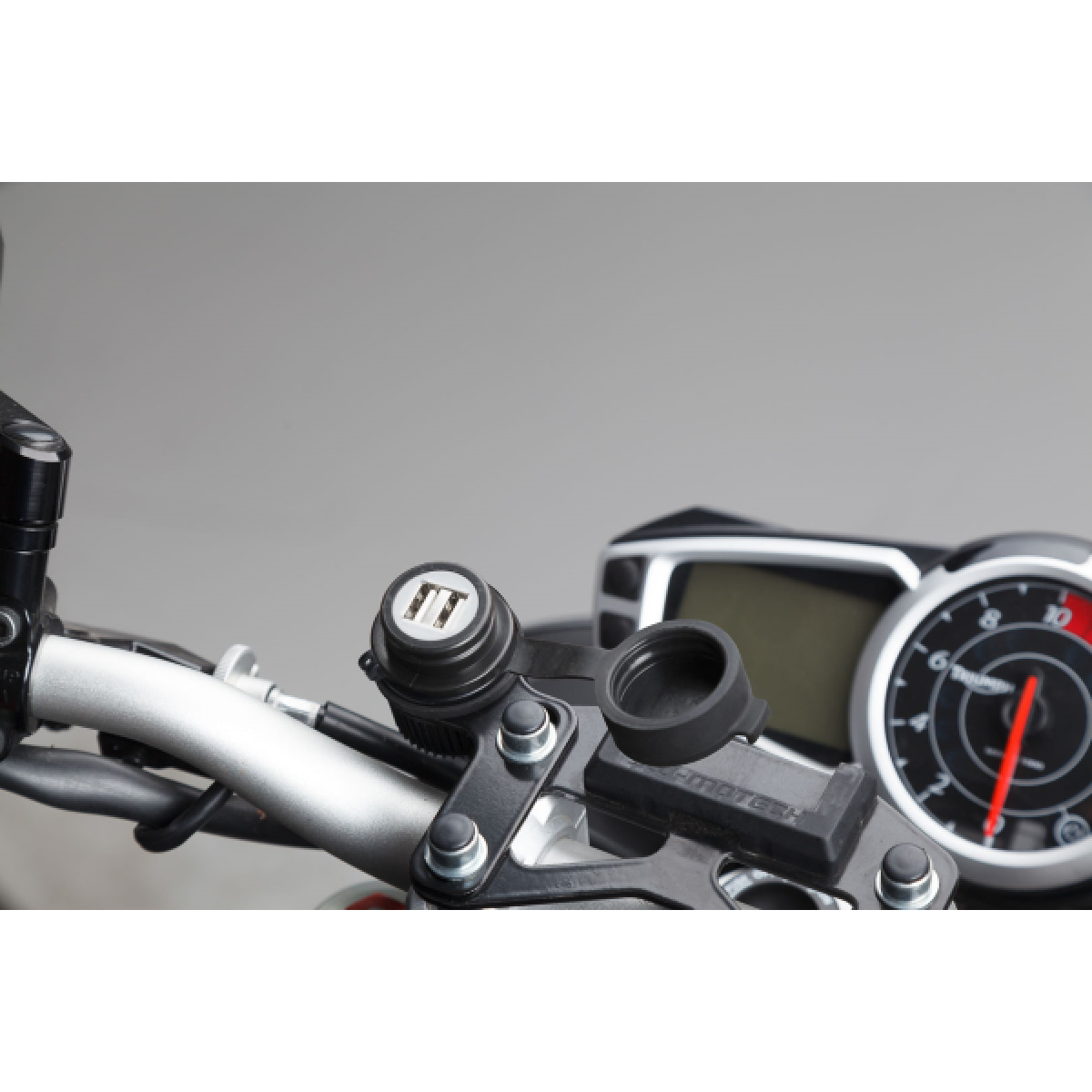 Dvojitá USB zásuvka na řidítka motocyklu SW-MOTECH DOUBLE USB POWER PORT WIT