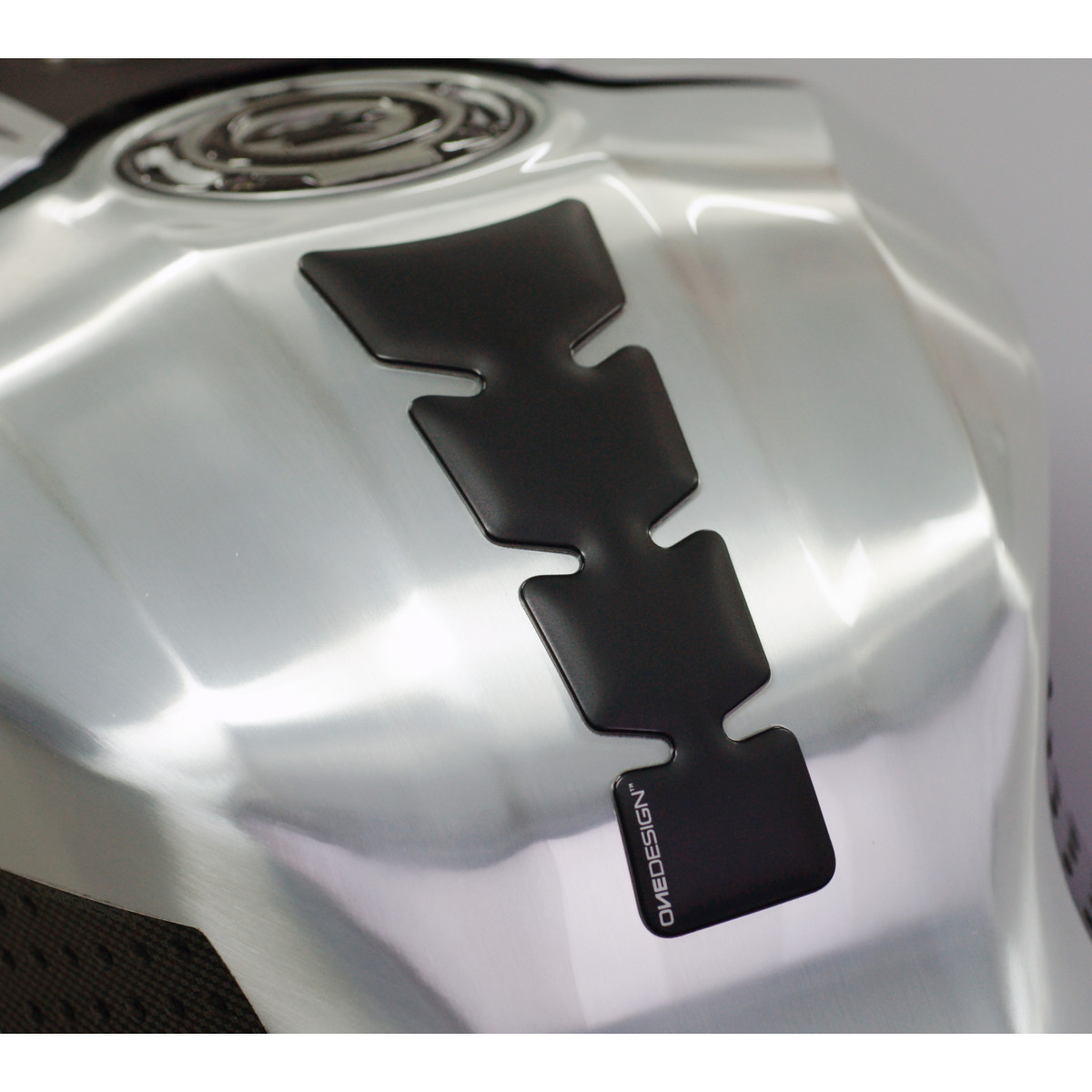 Samolepka - tank pad na nádrž motocyklu ONEDESIGN TANKPAD SOFT MATT ČERNÁ rozměr 76mm x 193mm  