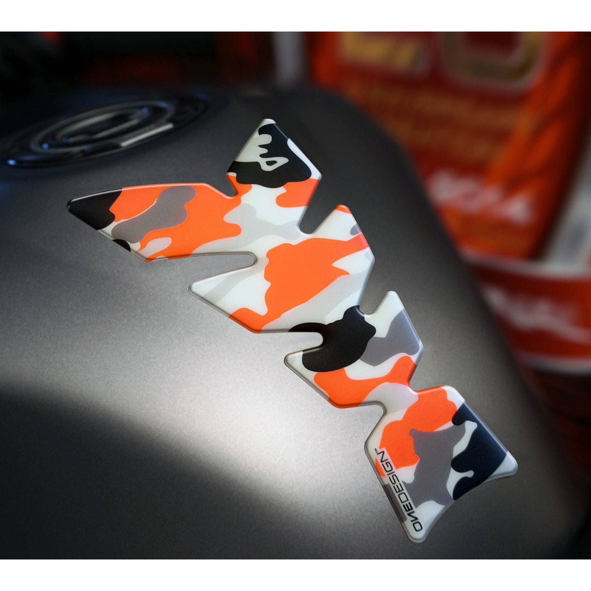 Samolepka - tank pad na nádrž motocyklu ONEDESIGN TANKPAD SOFT CAMO ORANŽOVÁ FLUO rozměr 123mm x 213mm
