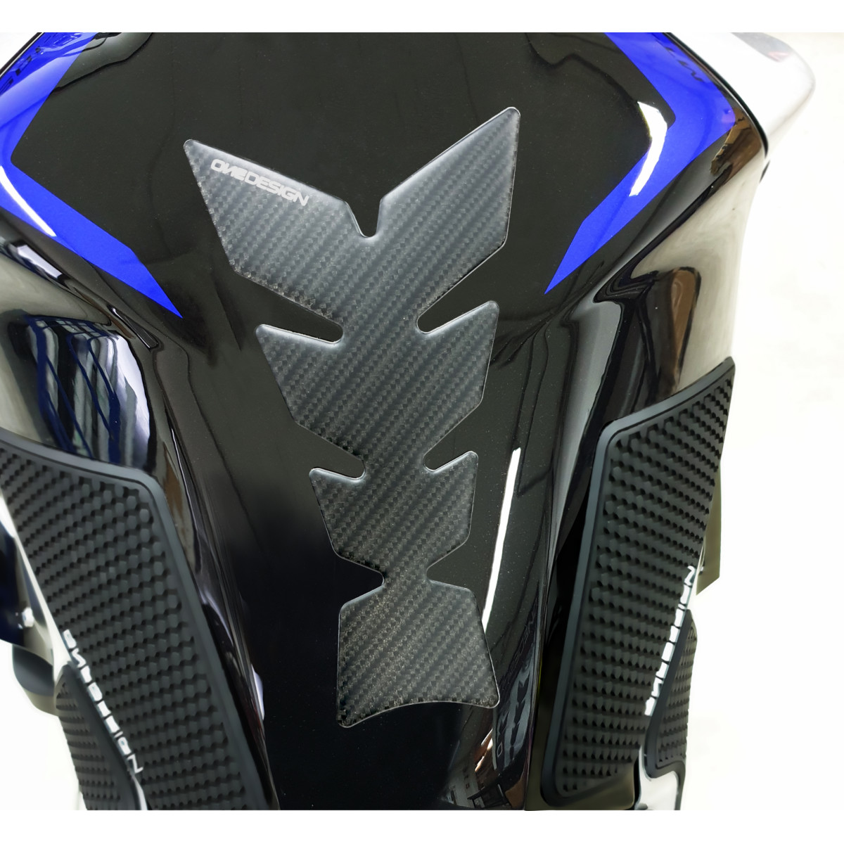Samolepka - tank pad na nádrž motocyklu ONEDESIGN TANKPAD MOON MATT CARBON 123mm x 213,8mm