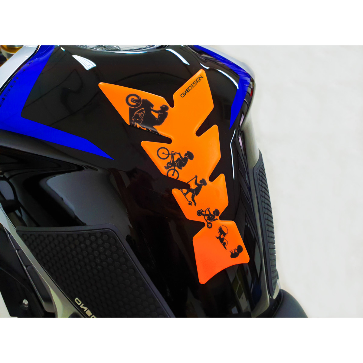 a Samolepka - tank pad na nádrž motocyklu ONEDESIGN TANKPAD MOON FLUO ORANŽOVÁ 123mm x 213,8mm 