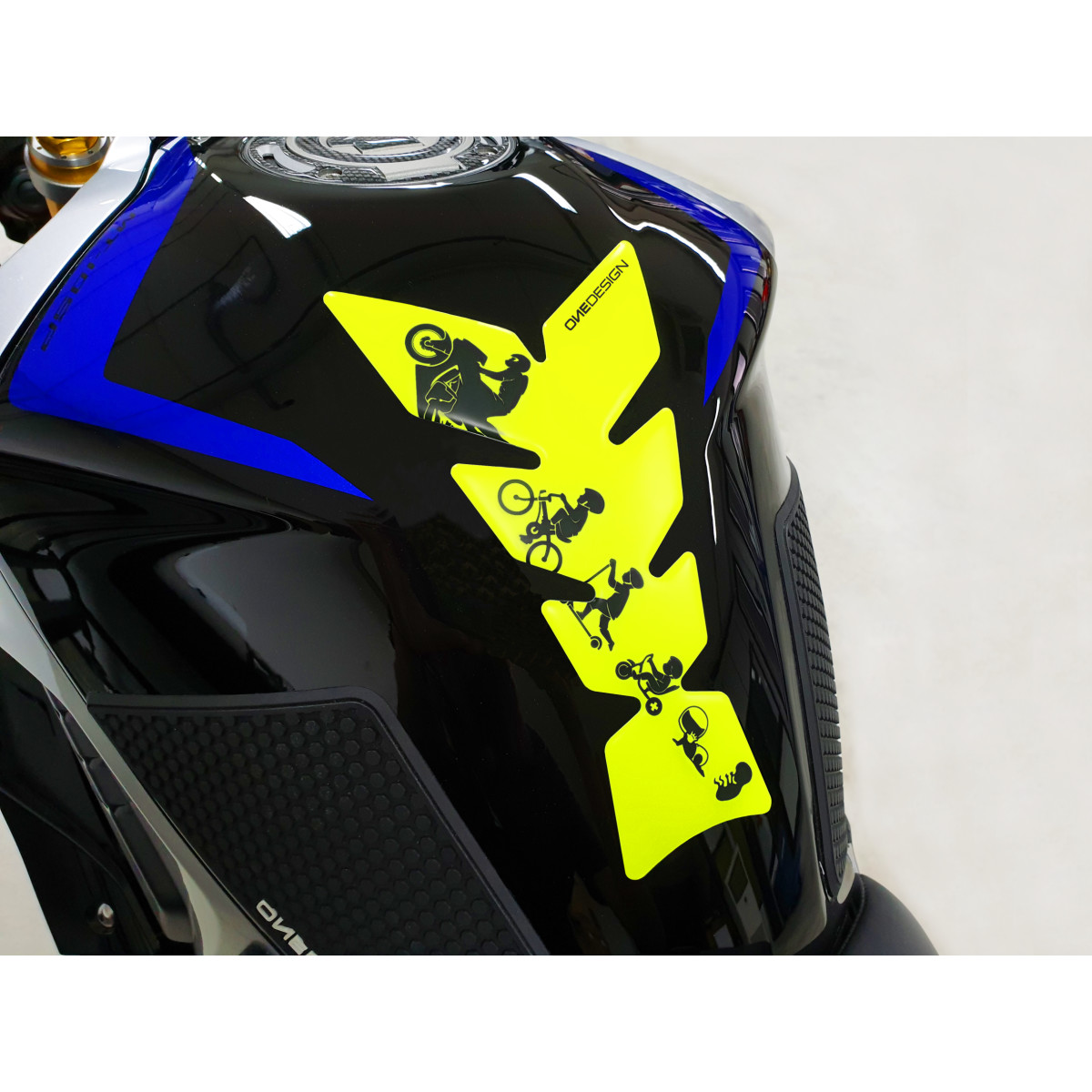 Samolepka - tank pad na nádrž motocyklu ONEDESIGN TANKPAD MOON FLUO ŽLUTÁ 123mm x 213,8mm 