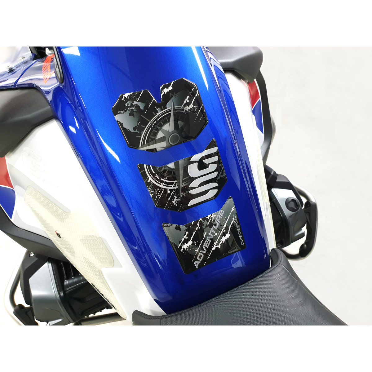 A Samolepka - tank pad na nádrž motocyklu ONEDESIGN TANKPAD BÍLÁ pro BMW R1200 GS 109,8mm x 199,4mm