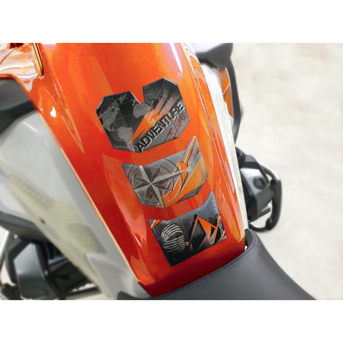 Samolepka - tank pad na nádrž motocyklu ONEDESIGN TANKPAD BÍLÁ pro KTM 1090/1290 ADVENTURE 109,8mm x 199,4mm